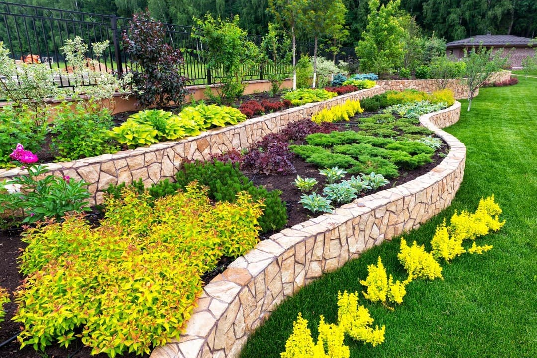 Retaining wall with landscape planting