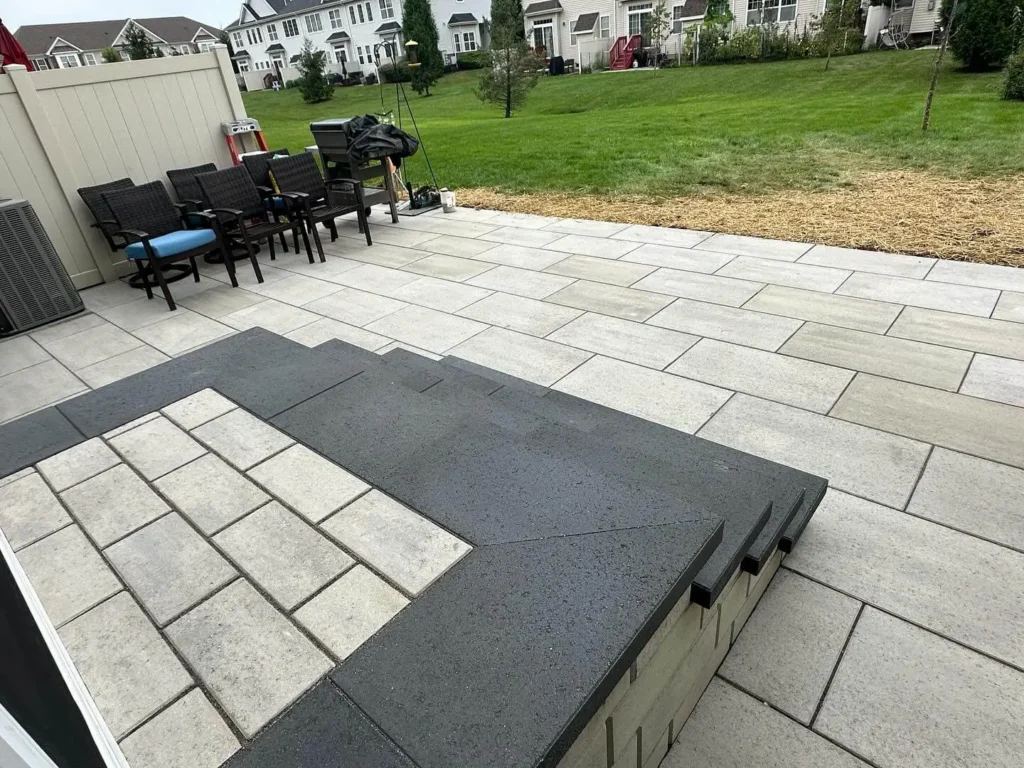 Blu grande patio with Raffinato steps in greyed nickel